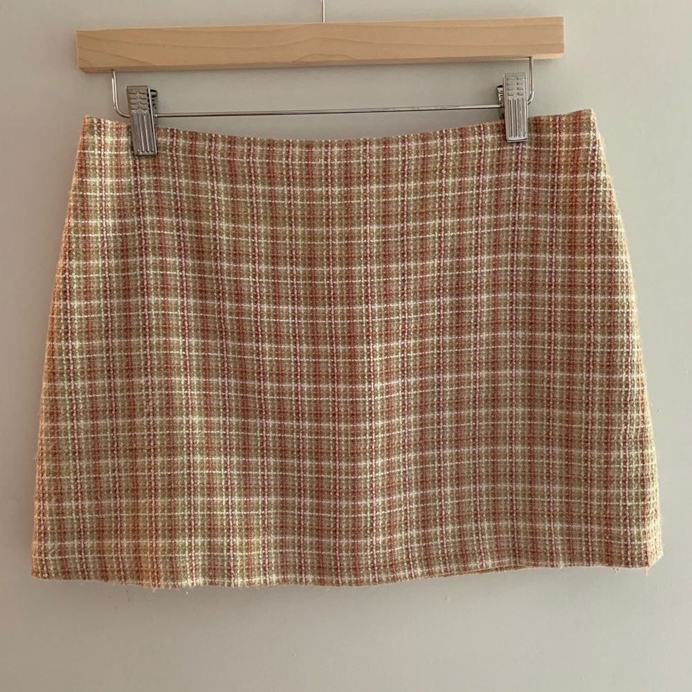 Soft tweed fitted short skirt in pink and tan.